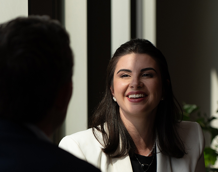 empleados dedicados a funciones legales, de cumplimiento y regulatorias.